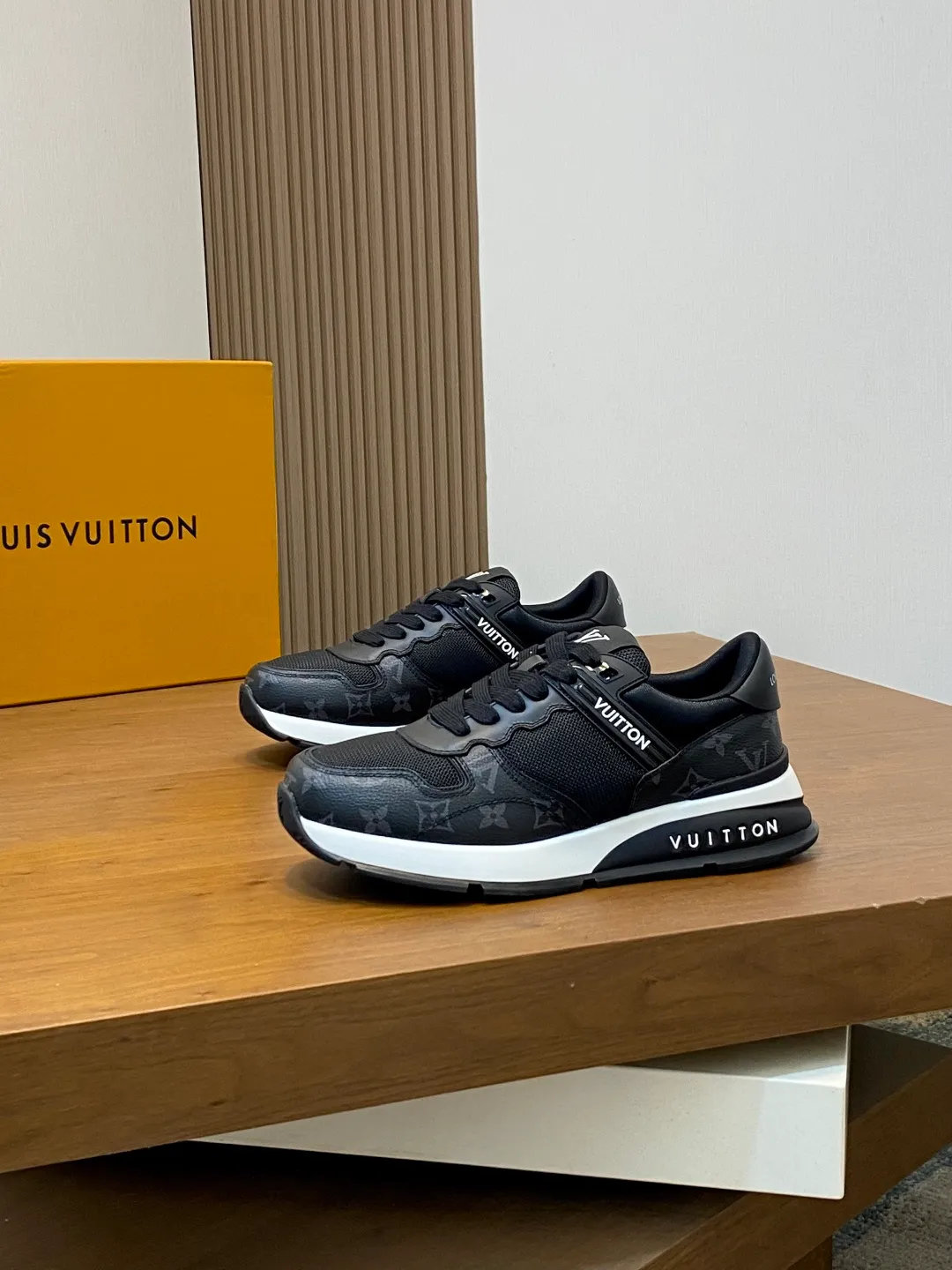 💰800 Lujia new color matching men's 🧍‍♂️trainer sneakers, this LV Trainer sneaker is made of soft grained calfskin and presents pure tones. The brand was born in 1854. The designer's handwritten brand logo is embellished on one side. Virgil Abloh designed it himself. It is a very commemorative sneaker. Brand new LV Louis Vuitton louis vuitton trainer sneaker low casual sports culture versatile basketball shoes Size: 39-44 (38, 45, 46 customized)